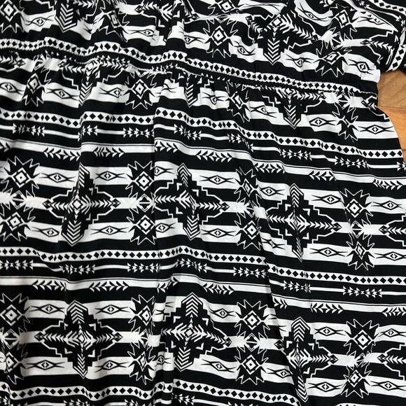 Plus size black and white patterned tunic dress fits 1x - Picture 2 of 5